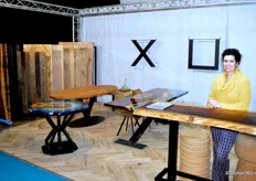 Table Top Trading kwam met onder andere met epoxy-tafels, te zien naast Sanne Hazelaar. 